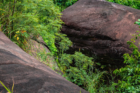 两块巨石之间的裂缝形成泰国彭干普星公园的山脉注图片