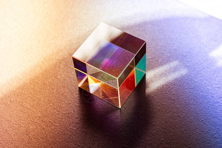 光学玻璃立方体光色散光谱物理光学射线折射背景图片