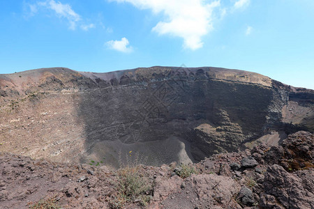 意大利南部火山喷发坑图片