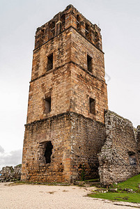 古老的大教堂棕色石塔在巴拿马Viejo公园的废墟中图片