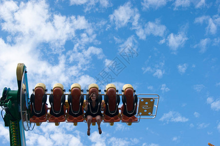 一个四十岁的女人在游乐园里玩可怕的旋转木马图片