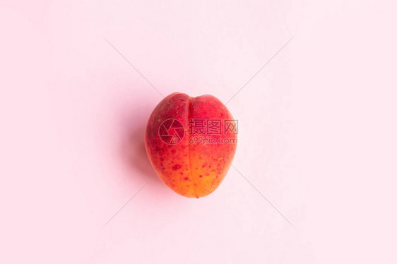 粉红色背景的成熟美味桃子的简单构成图片