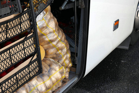 城际客车货运客车后备箱旅客行李图片