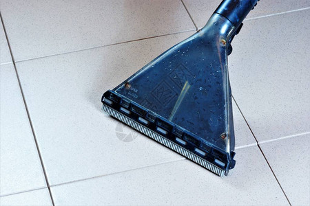用洗涤真空吸尘器清洁瓷砖地板表面背景图片