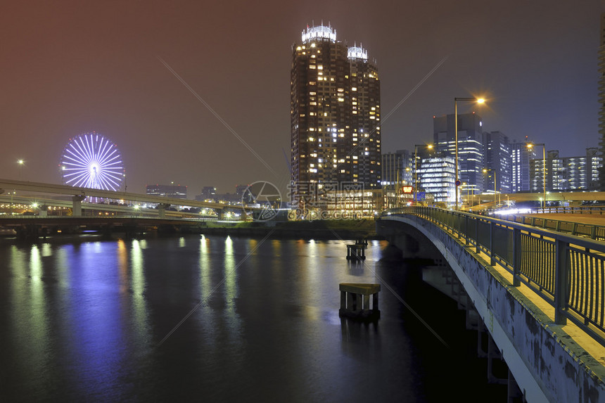 现代城市夜景良好水中倒影图片