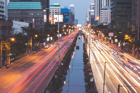 夜间街道交通堵塞灯光图片