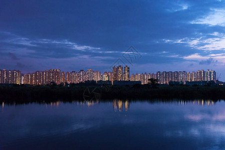 香港城市住宅区天际线黄昏的图片