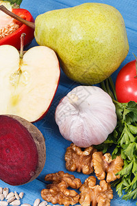 含有天然维生素和矿物质的新鲜水果和蔬菜痛风和肾脏健康的图片