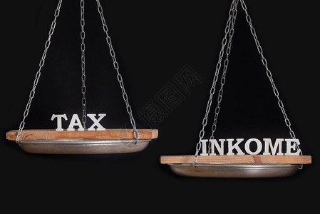 收入与税收平衡黑人背景的平衡比图片