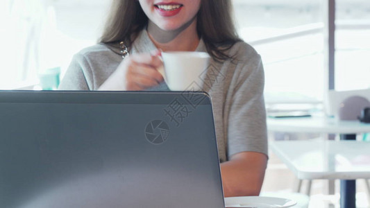 年轻女子视频用她的笔记本电脑打电话给某人一个开朗的女人在电脑上进行视频会议的滑动镜头快乐的女人图片