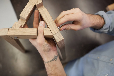 用木头做雕像或家具来拉紧螺丝的缝合图片