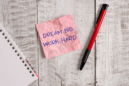 写笔记显示梦想大工作努力相信自己并追随梦想和目标的商业理念皱纹纸笔记本和放在木质图片