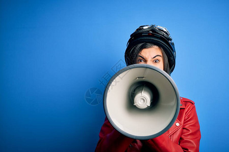穿着古老摩托车头盔的西班牙裔女在用扩音器抗争时大发愤怒声喊着大声呼喊着朗巴口图片