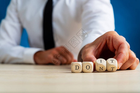 不要在木骰子上拼字商人转动最后两图片