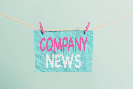 显示公司新闻的书面说明最新信息的商业概念和企业报告中的晾衣绳夹矩形纸图片