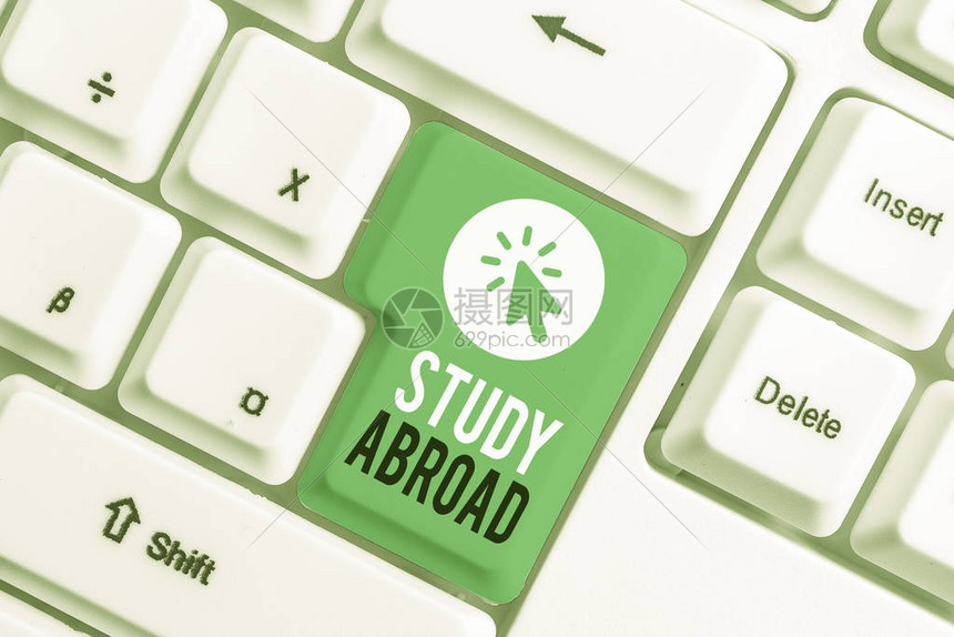 显示出国留学的书写笔记在外国寻求教育机会的商业理念白色pc键盘与白色背景图片