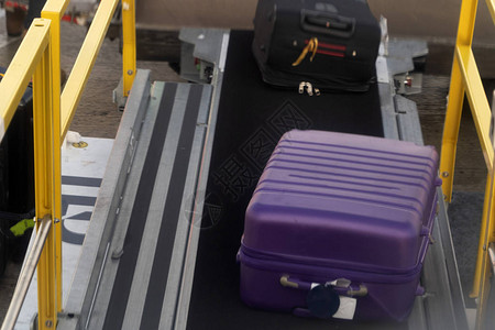 飞机上装载行李的行李图片