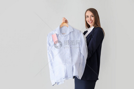现代干洗店女工身着轻背景衣图片