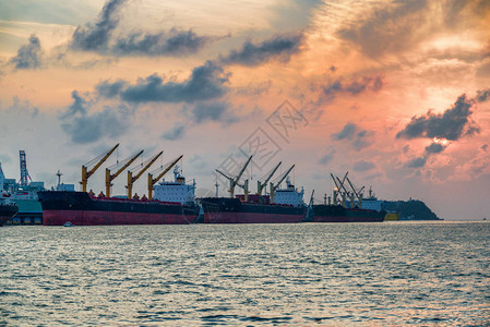 日落时的高雄港高雄港的货船该港口是区域邮轮旅游业的母港是亚洲最受欢迎图片