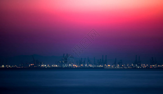 宝马X7商业码头的粉色日落天空背景