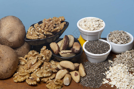 作为锌镁铜和硒等矿物质来源的食物奇亚籽葵花籽燕麦坚果图片