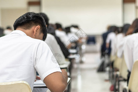 少年演讲大学课堂学生考试从教室后面看模糊的年轻人在课堂上为教育背景做入背景