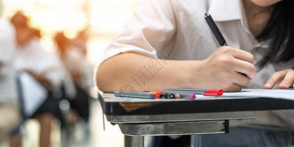 学校考试学生参加教育考试入学考试努力思考在大学课堂上写答案教育和世图片