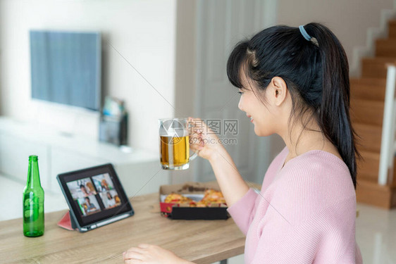 与她的朋友在视频会议中与数字平板电脑进行在线视频会议图片