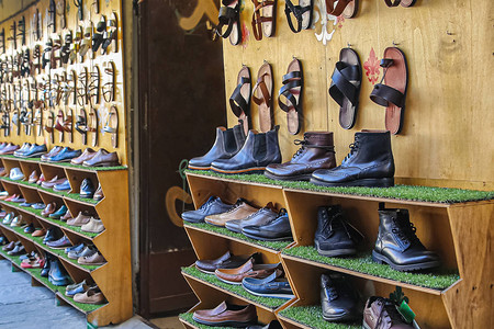 市集小商店出售的不同类型的皮鞋图片