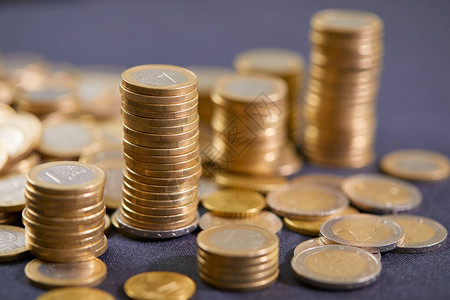 相互堆叠的欧元硬币金钱观图片