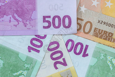 许多欧元钞票图片