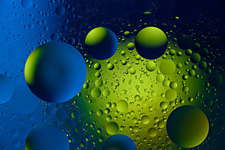 在蓝色绿水面上流下不同大小的圆形小滴空间抽象仿真等丰富背景图片