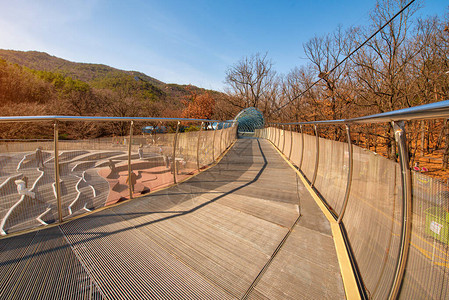 韩国安阳艺术公园日落时的走道建筑图片