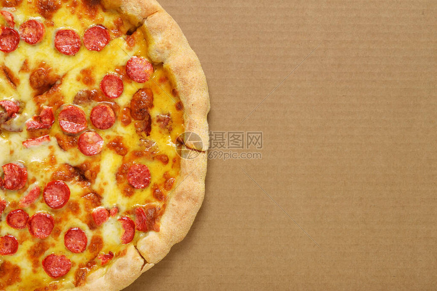 Pizza辣椒尼披萨棕色皮衣底图片
