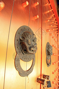 古代建筑铜门环象征吉祥和威严图片