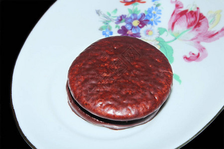 白板上的圆形巧克力饼干巧克力釉中的美味甜点蛋糕和油酥点心在照片中图片