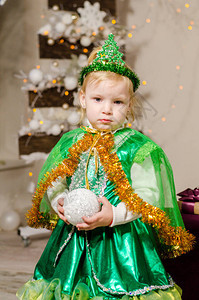 小女孩穿着假圣诞装扮的fir树服装背景图片