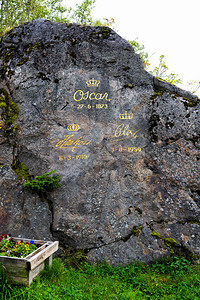 2019年3个挪威国王在一块坚固的岩石背景图片