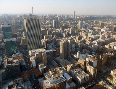 南非约翰内斯堡市中心上空的高角度浏览背景图片