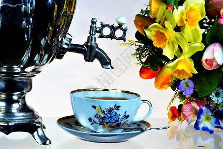 夏日茶会萨莫瓦Cup和花园背景图片
