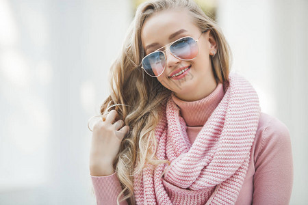 年轻漂亮的女人特写肖像感的女士户外拥有完美肌肤的模特日间护理霜美图片