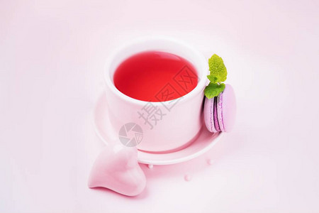 果茶黑莓马卡龙或马卡龙和粉红陶瓷心脏图片