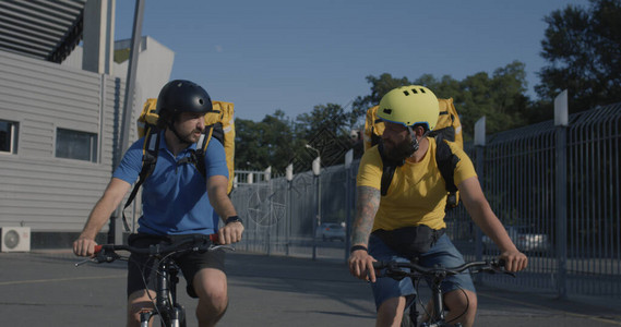 两辆自行车送信员在骑自行车时谈图片