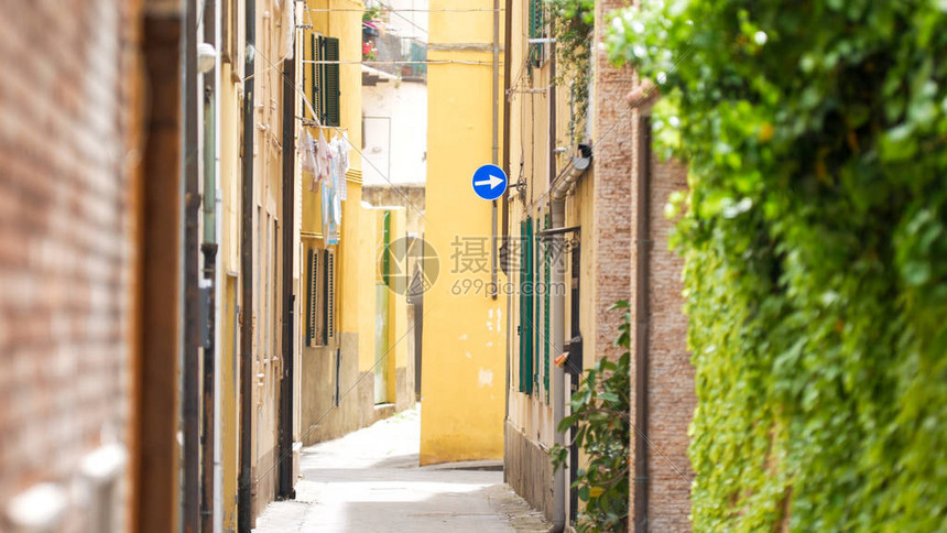 观察比萨狭窄的小巷子意大利图片