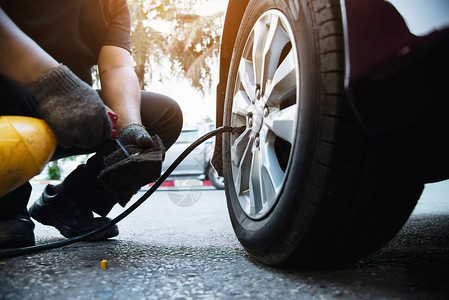 技术员是充气汽车轮胎汽车维修服务图片