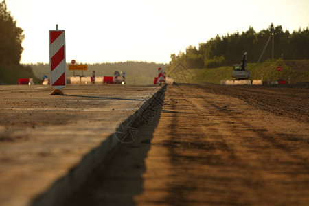 建造现代混水泥高速公路的图片