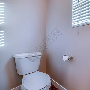方形框架厕所在浴室的角落图片