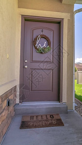 小门廊和棕色前门图片