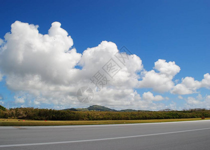 在赛班国际机场跑道上方的天空中图片