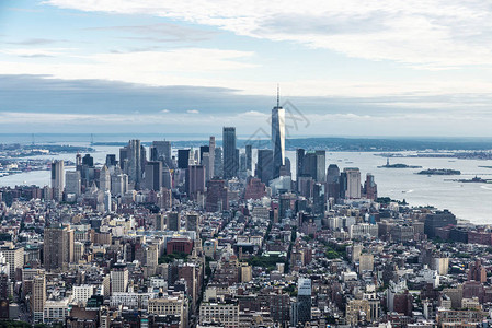 曼哈顿现代摩天大楼天际线的高架景观图片